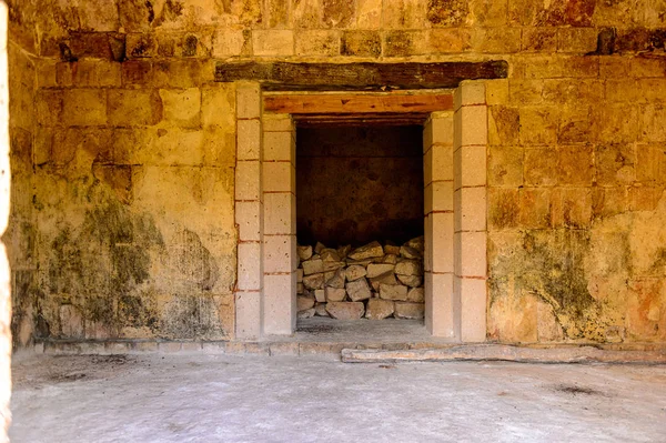 Uxmal, Meksika - 4 Kasım 2016: Uxmal, klasik dönemin antik maya kenti. Maya kültürünün en önemli arkeolojik alanlarından biri. Unesco Dünya Mirası