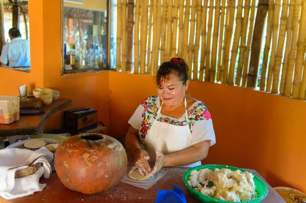 Yucatan, Meksika - 4 Kasım 2016: Tanımlanamayan Meksikalı kadın Yucatan köyünde turistler için özel yerel yemekler pişiriyor, Meksika