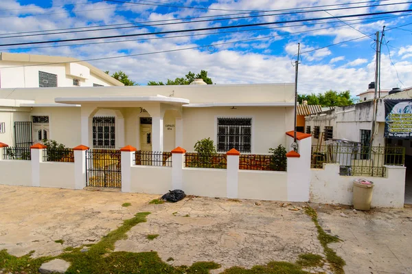 Yucatan, Meksika - 4 Kasım 2016: Meksika'nın Yucatan eyaletinin başkenti ve en büyük şehri Merida'daki sokak