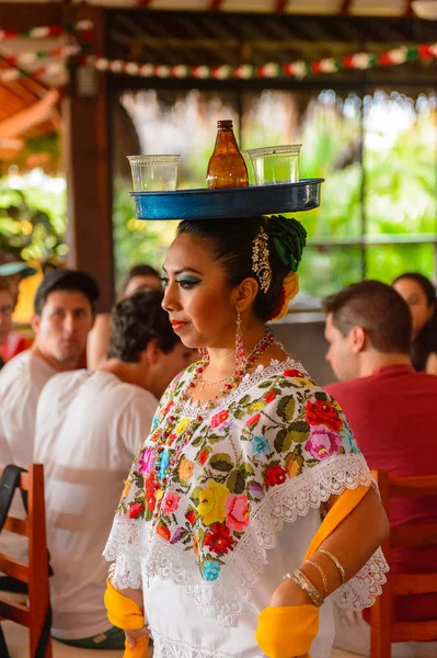 Yucatan Meksika Kas 2016 Kimliği Belirsiz Meksikalı Kadın Başının Üzerinde — Stok fotoğraf