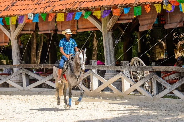 Xcaret Mexico Nov 2016 Unidentified Cowboy Rides Horse Xcaret Park — Stock Photo, Image