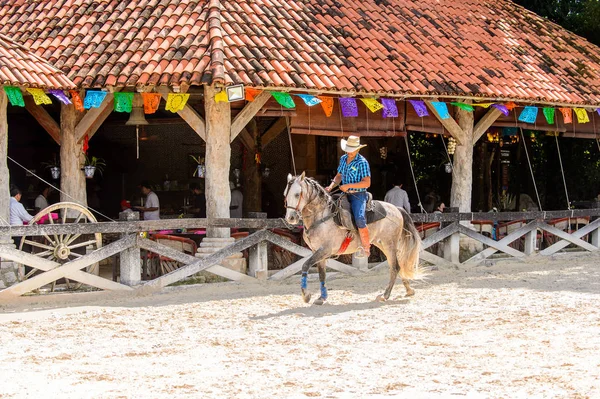 Xcaret Mexico Nov 2016 Unidentified Cowboy Rides Horse Xcaret Park — Stock Photo, Image