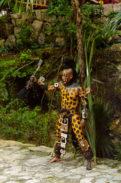 Xcaret Mexiko November 2015 Oidentifierad Man Bär Kostym Maya Indian — Stockfoto