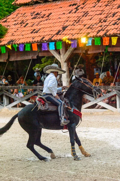Xcaret Mexiko 2016 Unbekannter Mexikanischer Cowboy Reitet Auf Pferd Und — Stockfoto