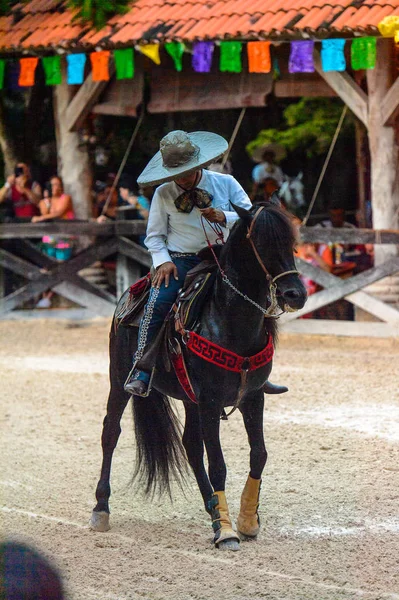 墨西哥Xcaret 2016年11月7日 身份不明的墨西哥牛仔骑马 在墨西哥的Xcaret公园展示技巧 — 图库照片