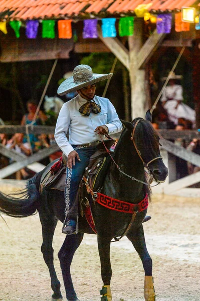 Xcaret Mexiko 2016 Unbekannter Mexikanischer Cowboy Reitet Auf Pferd Und — Stockfoto