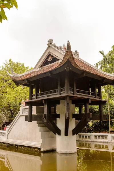 Hanoi, Vietnam - 19 Eylül. 2014: Hanoi şehrindeki Ho Chi Minh mozole kompleksinde Pagoda. Ho Chi Minh 1945 yılında Vietnam Demokratik Cumhuriyeti'nin kuruluşunda önemli bir figür oldu