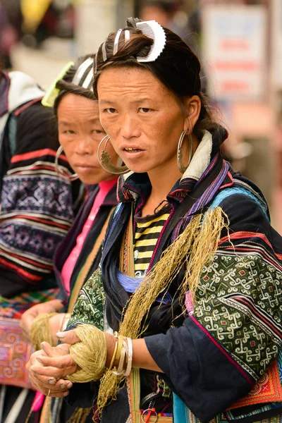 Sapa, Vietnam - 20 Eylül 2014: Hmong geleneksel kostüm tanımlanamayan Hmong kadınlar. Hmong halkı Sapa'da yaşayan bir azınlık etnik grubudur.