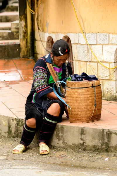 Sapa, Vietnam - 20 Eylül 2014: Hmong geleneksel kostüm tanımlanamayan Hmong kadın onun arabası kontrol eder. Hmong halkı Sapa'da yaşayan bir azınlık etnik grubudur.