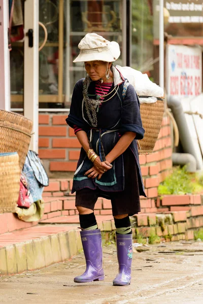 Sapa, Vietnam - 20 Eylül 2014: Hmong geleneksel kostüm tanımlanamayan Hmong kadın. Hmong halkı Sapa'da yaşayan bir azınlık etnik grubudur.
