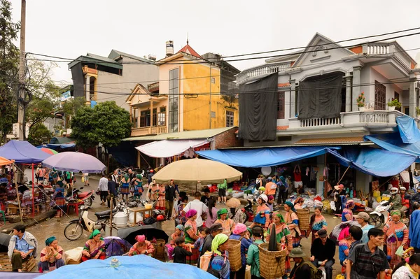Bac Ha, Vietnam - 21 Eylül 2014: Bac Ha Market, güzel renkli azınlıklar kostümleri giyen insanlar ile büyük bir Pazar pazarında tanımlanamayan insanlar