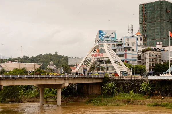 Lao Cai, Vietnam - 21 Eylül 2014: Uluslararası yönetim kurulu noktası Lao Cai Çin tarafı (Vietnam) - Ha Khau (Çin), Çin biri - Vietnam Uluslararası yatılı