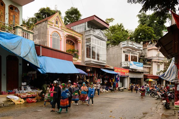 Bac Ha, Vietnam - 21 Eylül 2014: Bac Ha kasaba ünlü Bac Ha Market, güzel renkli azınlıklar kostümleri giyen insanlar ile büyük bir Pazar pazarı satın
