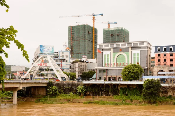 Lao Cai, Vietnam - 21 Eylül 2014: Uluslararası yönetim kurulu noktası Lao Cai Çin tarafı (Vietnam) - Ha Khau (Çin), Çin biri - Vietnam Uluslararası yatılı