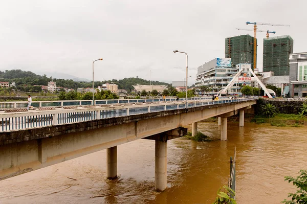 Lao Cai, Vietnam - 21 Eylül 2014: Uluslararası yönetim kurulu noktası Lao Cai Çin tarafı (Vietnam) - Ha Khau (Çin), Çin biri - Vietnam Uluslararası yatılı