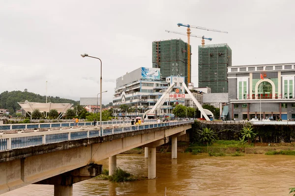 Lao Cai, Vietnam - 21 Eylül 2014: Uluslararası yönetim kurulu noktası Lao Cai Çin tarafı (Vietnam) - Ha Khau (Çin), Çin biri - Vietnam Uluslararası yatılı