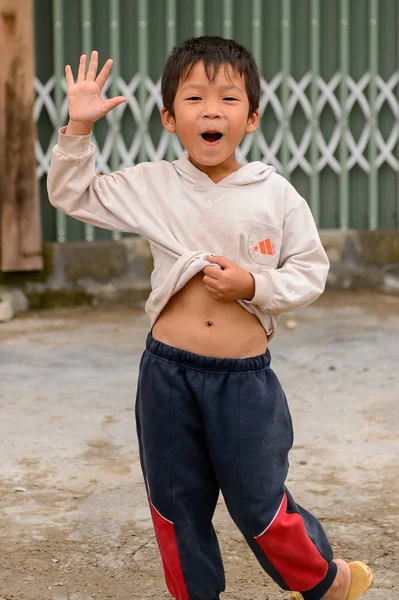 Ta Phin, Lao Cai, Vietnam - 21 Eylül 2014: Tanımlanamayan Red Dao çocuk Ta Phin köyünde kamera için dans ediyor. Red Dao, Vietnam'daki azınlık etnik gruplarından biridir.