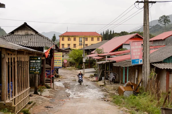 Ta Phin, Lao Cai, Vietnam - 21 Eylül 2014: Ta Phin köyü burada yaşayan Kızıl Dao insanların azınlık etnik grup nedeniyle ünlü