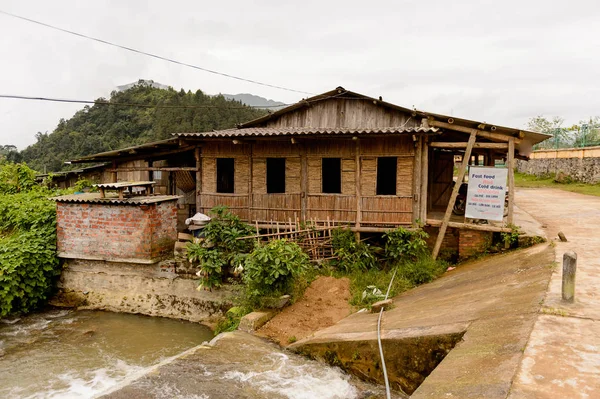 Ta Phin, Lao Cai, Vietnam - 21 Eylül 2014: Ta Phin köyündeki ev. Ta Phin köyü burada yaşayan Kızıl Dao insanların azınlık etnik grup nedeniyle ünlü