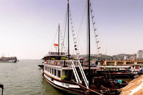 Ha Long City, Vietnam - 23 Eylül 2014: Birçok turistik tekne Unesco Dünya mirası olan Halong körfezi üzerinde jorneys başlatmak Halong şehrin in limanında yolcu teknesi