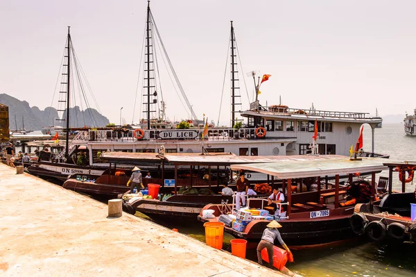 Ha Long City, Vietnam - 23 Eylül 2014: Birçok turistik tekne Unesco Dünya mirası olan Halong körfezi üzerinde jorneys başlatmak Halong şehrin limanında Tekne