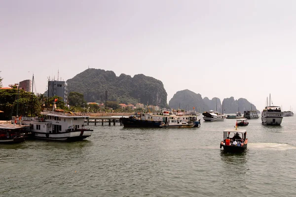 Ha Long City, Vietnam - 23 Eylül 2014: Birçok turistik tekne Unesco Dünya mirası olan Halong körfezi üzerinde jorneys başlatmak Halong şehrin limanında Tekne