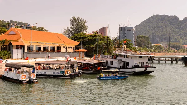 Long City Vietnam Sep 2014 Barcos Turísticos Cerca Del Puerto — Foto de Stock