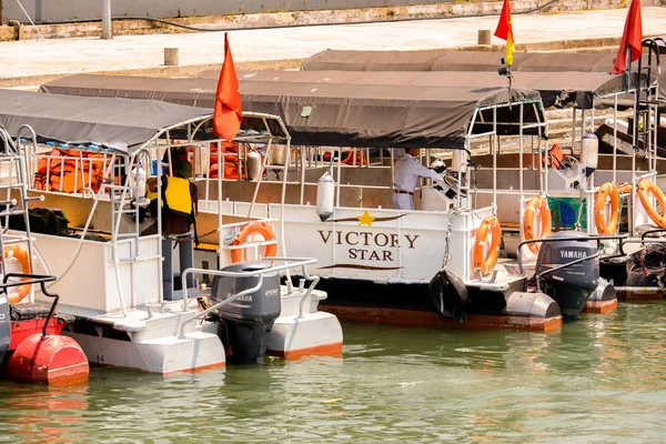 越南哈龙市 2014年9月23日 下龙市港口的船 许多旅游船在下龙湾 被联合国教科文组织列为世界遗产 上开船 — 图库照片