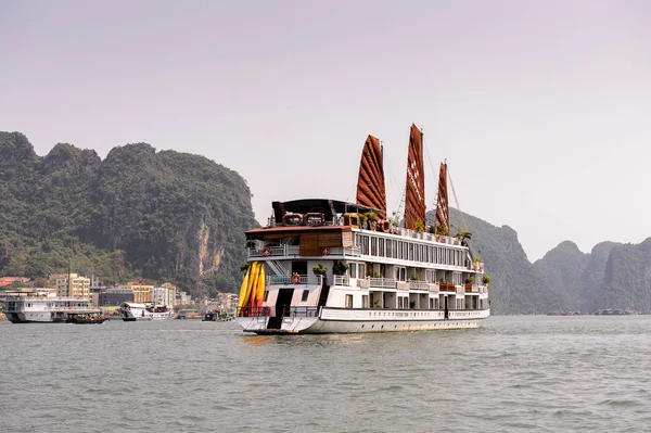 Ha Long City, Vietnam - 23 Eylül 2014: Birçok turistik tekneunesco Dünya mirası olan Halong körfezi üzerinde jorneys başlatmak Halong şehrinin limanı yakınında Touristoc Tekneler