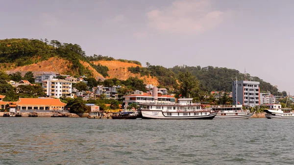 ベトナム ハロン市 2014年9月23日 多くの観光船がユネスコ世界遺産のハロン湾の上にジョルニーを開始するハロン市の港近くのツーリストボート — ストック写真