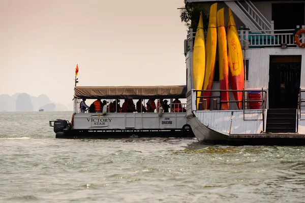 Ha Long City, Vietnam - 23 Eylül 2014: Birçok turistik tekne Unesco Dünya mirası olan Halong körfezi üzerinde jorneys başlatmak Halong şehrinin limanı yakınında Touristoc Tekneler