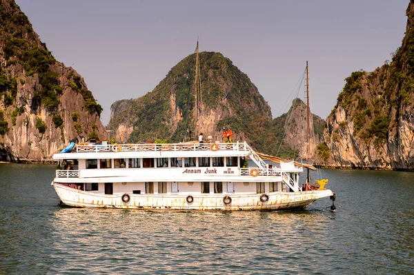 Ha Long Bay, Vietnam - 23 Eylül 2014: Halong körfezinde gezinen turistik ıvır zıvır, Vietnam. Unesco Dünya Mirası