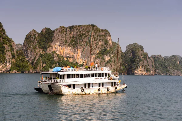 Ha Long Bay, Vietnam - 23 Eylül 2014: Halong körfezinde turistik tekne, Vietnam. Unesco Dünya Mirası