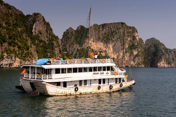 Ha Long Bay, Vietnam - 23 Eylül 2014: Halong körfezinde turistik tekne, Vietnam. Unesco Dünya Mirası