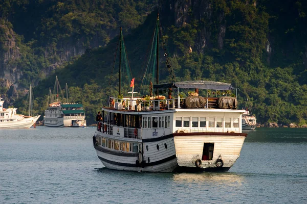 Ha Long Bay, Vietnam - 23 Eylül 2014: Halong körfezinde turistik tekne, Vietnam. Unesco Dünya Mirası