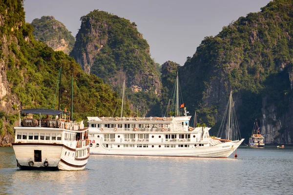 Ha Long Bay, Vietnam - 23 Eylül 2014: Halong körfezinde küçük turistik gemi, Vietnam. Unesco Dünya Mirası