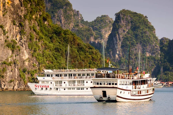 Ha Long Bay, Vietnam - 23 Eylül 2014: Halong körfezinde küçük turistik gemi, Vietnam. Unesco Dünya Mirası