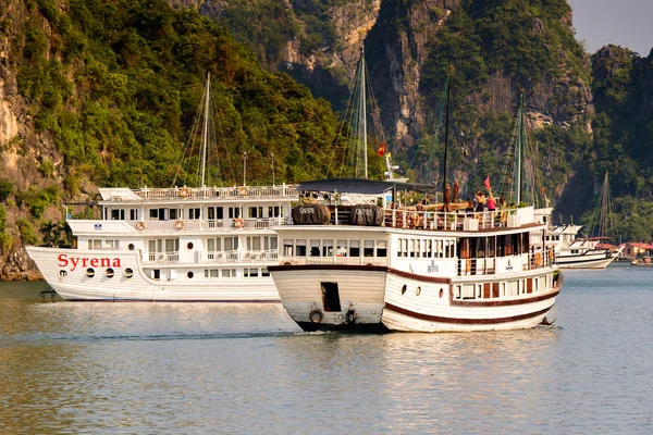Long Bay Єтнам Вересня 2014 Маленький Туристичний Корабель Затоці Халонг — стокове фото