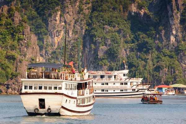 Ha Long Bay, Vietnam - 23 Eylül 2014: Halong körfezinde küçük turistik gemi, Vietnam. Unesco Dünya Mirası