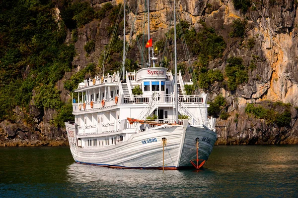 下龙湾 2014年9月23日 越南下龙湾的小型旅游船 联合国教科文组织世界遗产 — 图库照片
