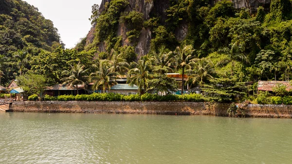 Ha Long Bay, Vietnam - 23 Eylül 2014: Halong bay, Vietnam. Unesco Dünya Mirası