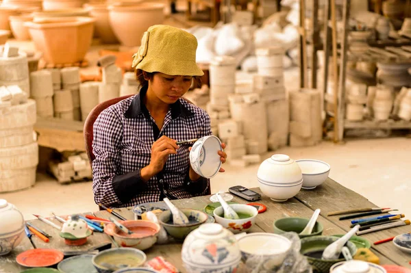 Hanoi Wietnam Wrz 2014 Niezidentyfikowana Wietnamska Kobieta Czerpie Naczynia Ceramicznego — Zdjęcie stockowe