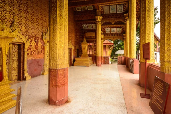 Luang Prabang, Laos - 25 Eylül 2014:Vat sen, Unesco Dünya Mirası şehri olan Luang Prabang'deki Buda komplekslerinden biri