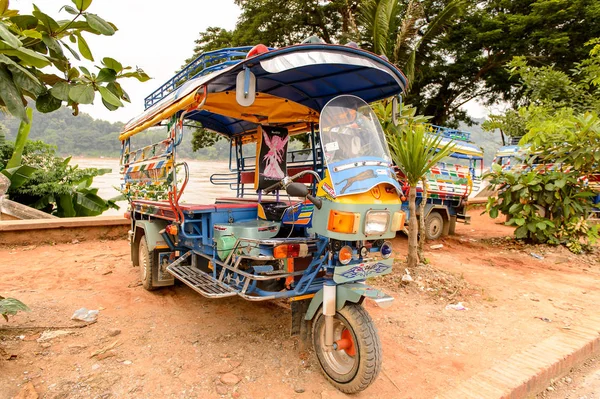 Luang Prabang, Laos - 25 Eylül 2014: Luang Prabang'de bir taksi tuk-tuk'un yakın görünümü, yerel ulaşım yolu