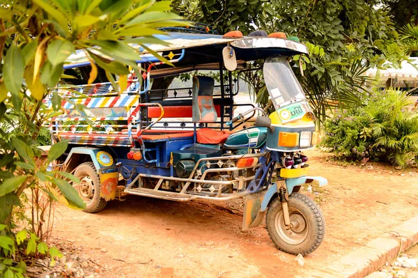 Luang Prabang, Laos - 25 Eylül 2014: Luang Prabang'de bir taksi tuk-tuk'un yakın görünümü, yerel ulaşım yolu