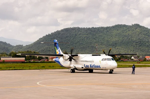 Luang Prabang, Laos - 26 Eylül 2014: Luang Prabang Uluslararası Havaalanı'nda Lao Airlines uçağı. Lao Airlines State Enterprise, Laos'un ulusal havayolu şirketidir.