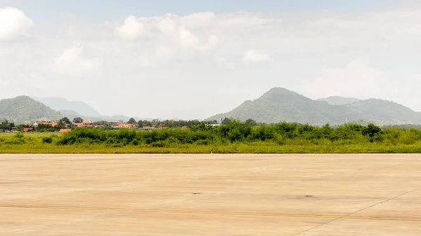 老挝勃拉邦 2014年9月26日 老挝航空公司空客飞机正在老挝普拉邦国际机场起飞 老挝航空公司国营企业是老挝国家航空公司 — 图库照片