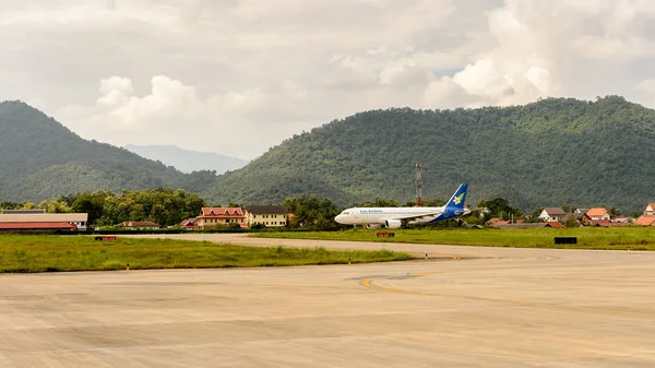 Luang Prabang, Laos - 26 Eylül 2014: Lao Airlines Airbus uçağı Luang Prabang Uluslararası Havaalanı'nda kalkıyor. Lao Airlines State Enterprise, Laos'un ulusal havayolu şirketidir.