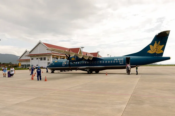 老挝勃拉邦 2014年9月26日 越南航空公司小型飞机在老挝普拉邦国际机场 越南航空公司是天空团队一员 — 图库照片
