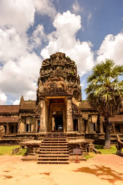 Angkor, Siem Reap Province, Kamboçya - 27 Eylül 2014: Angkor Wat, dünyanın en büyük dini anıtı, Unesco Dünya Mirası